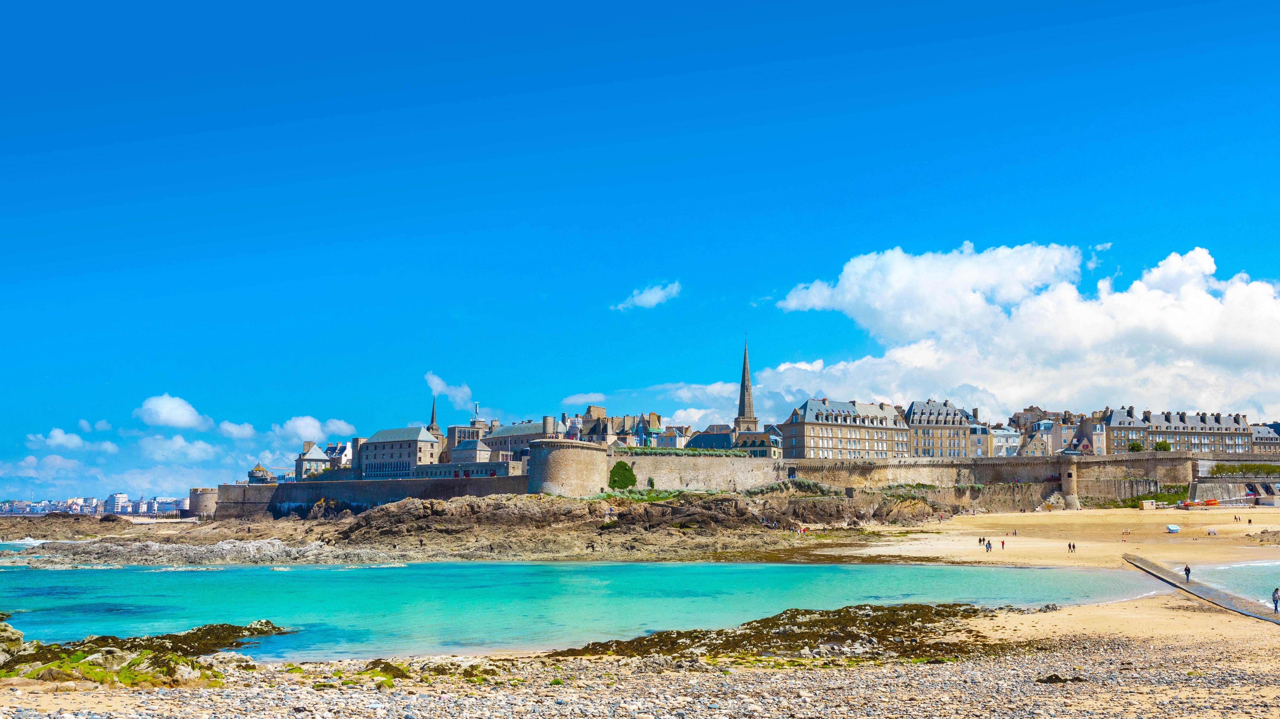 “Bretonse kustlijn met oceaan en strand – inspiratie voor mariene huidverzorging van Phytomer, Vie Collection en Passion Marine”