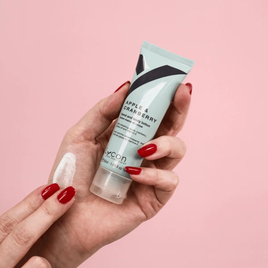 Lycon Apple & Cranberry Hand & Body Lotion in handige 50 ml tube. Met jojoba-olie, provitamine B5 en vitamine E voor zachte, verzorgde handen en huid.
