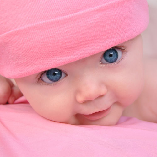 Babycare Waxmelt – geurblokje van sojawas met zachte poedergeur, herkenbaar van babyverzorging. Foto van een baby in roze muts met blauwe ogen als symbool voor fris en zacht.