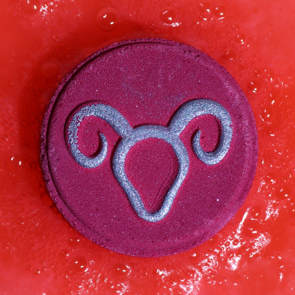 Detail van Ram badbruiser met handgeschilderd astrologisch symbool