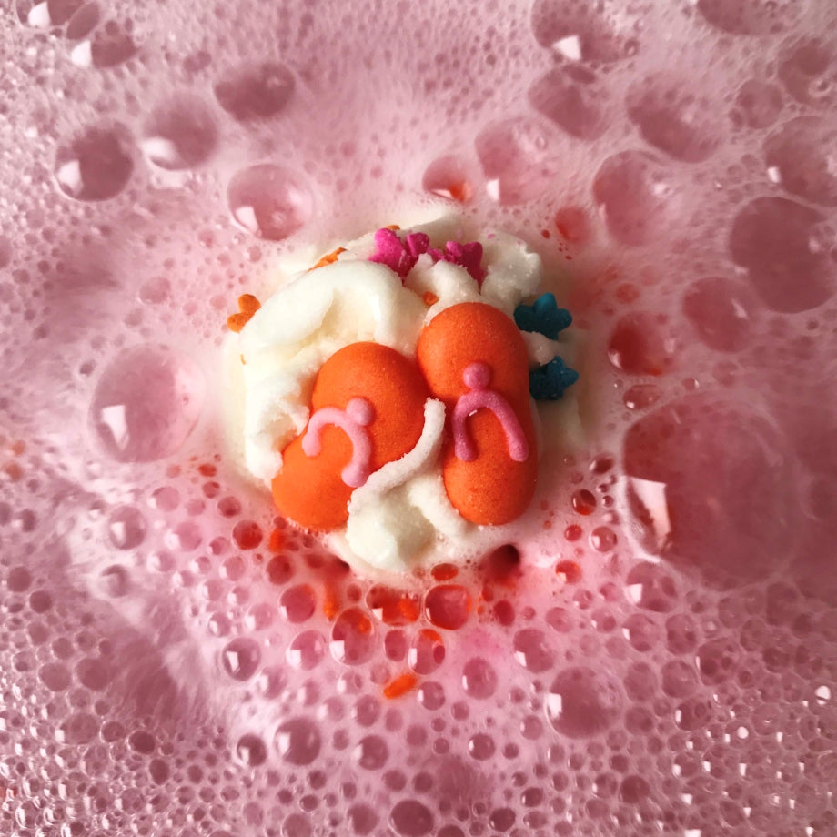 Bomb Cosmetics Girls Just Wanna Have Sun Bath Blaster bruisend in badwater met tropische kleuren