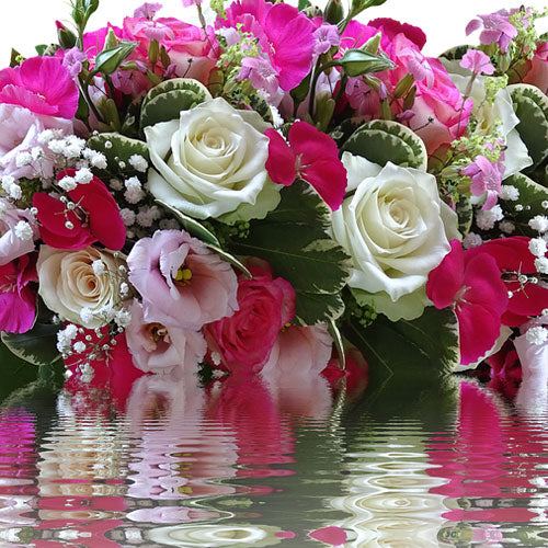 Bomb Of Flowers Waxmelt – geurblokje van sojawas met fresia, bergamot, oranjebloesem, jasmijn, roos, orchidee, patchouli, vanille en musk. Foto van boeket met witte en roze rozen boven water.