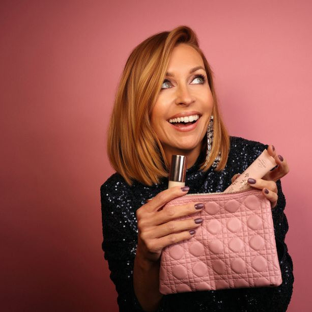 Vrouw met de Cent Pur Cent Correct & Glow Kit – sfeerbeeld.