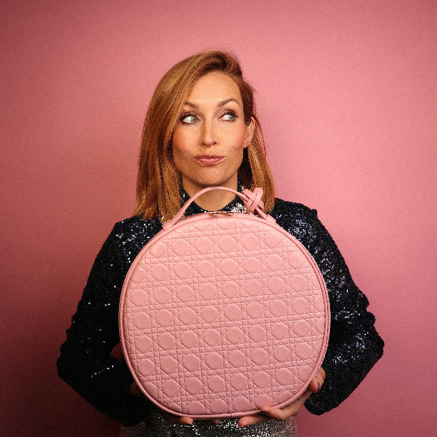 Vrouw met de Cent Pur Cent Round Makeup Bag – productpresentatie.