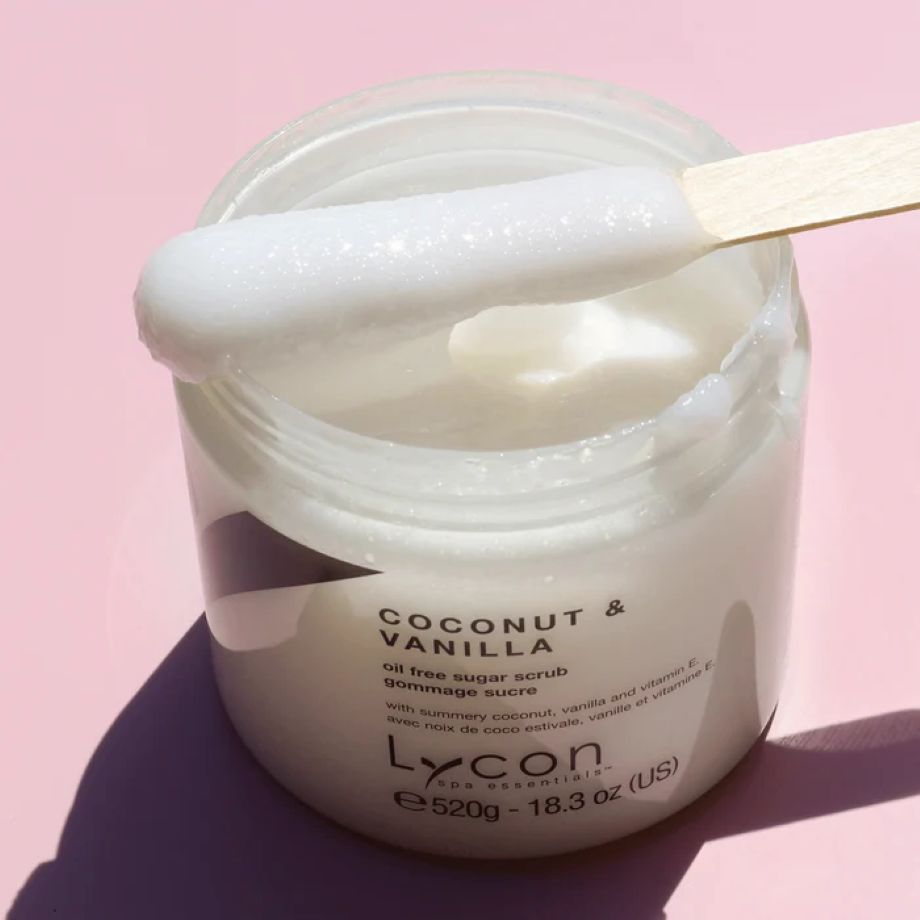 Textuur van Lycon Coconut & Vanilla Sugar Scrub met fijne suikerkristallen