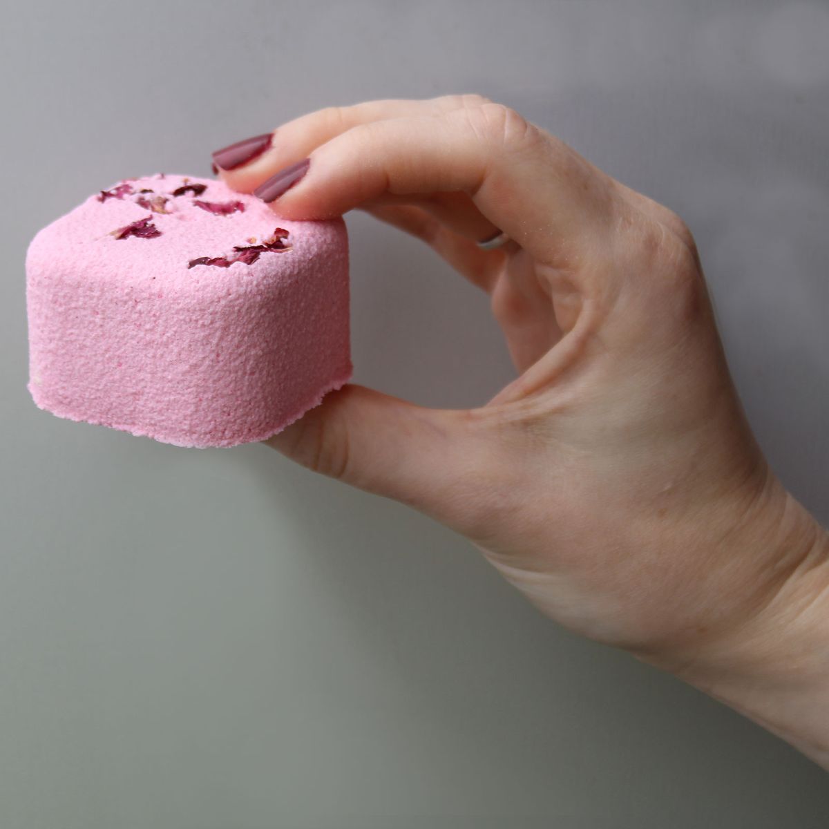 Aromatherapie douchestomer met rozenblaadjes – Ancient Wisdom