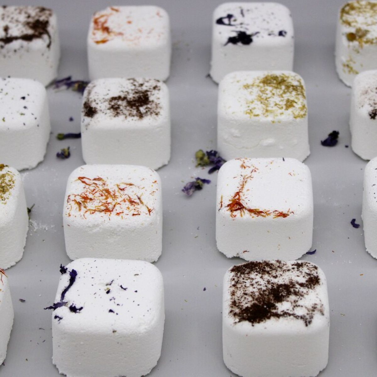 Handgemaakte aromatherapie douchestomer voor een energieke douchebeleving