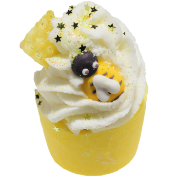 Honey I’m Home Bath Mallow – gele bath melt met cacaoboter, sheaboter en honinggeur. Foto van gele mallow met bijtje en decoratieve sterretjes.
