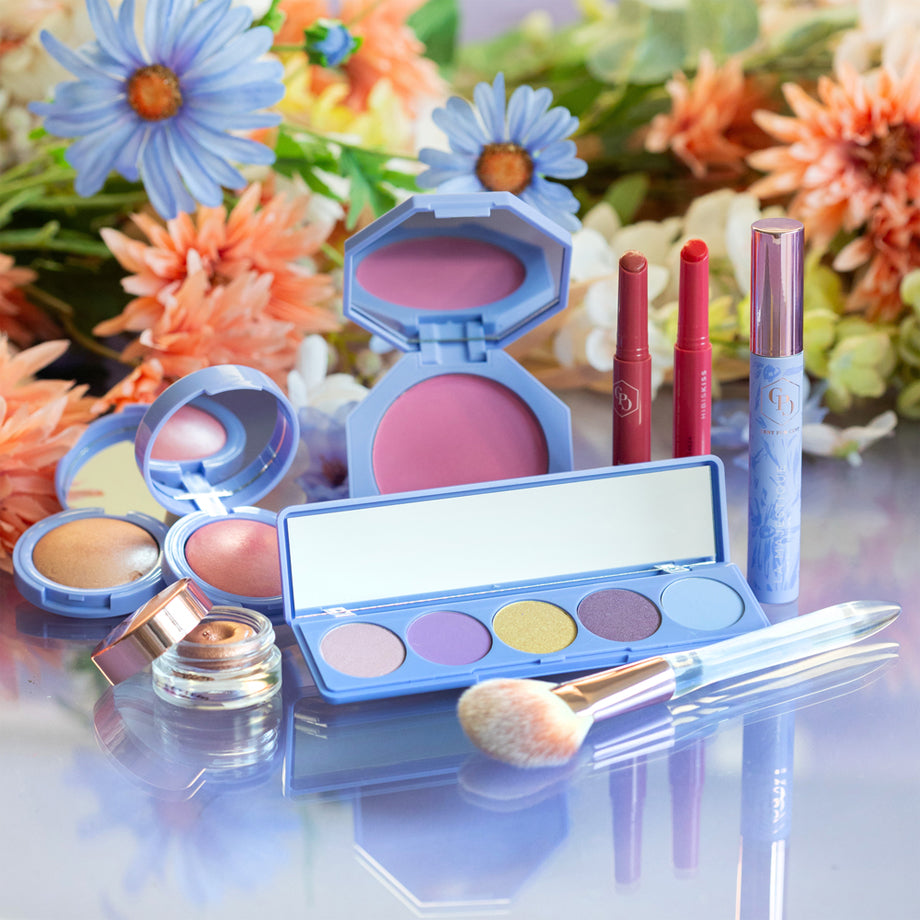 La Majestique Mascara tussen Cent Pur Cent make-up – kleurrijke beautyflatlay met bloemen