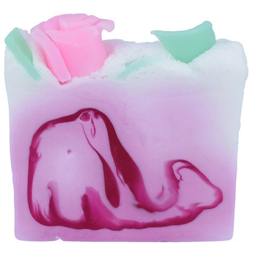 Bomb Cosmetics Kiss From A Rose Soap – handgemaakte glycerinezeep met roos en lavendel