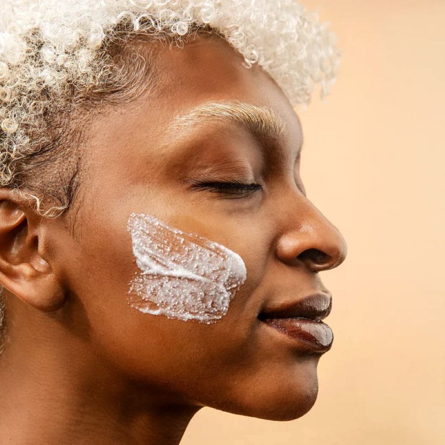 Lycon Skin Cleansing Scrub aanbrengen op gezicht voor reiniging en exfoliatie