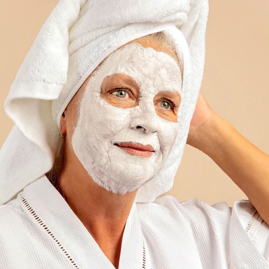 Lycon Skin Superfruits 3 Minute Detox Mask aanbrengen op gezicht voor zuivering en fris effect