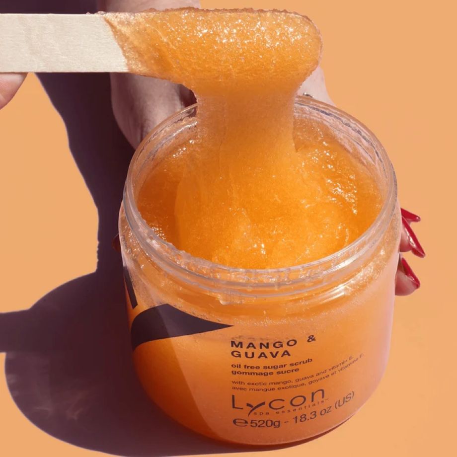 Textuur van Lycon Mango & Guava Sugar Scrub met fijne suikerkristallen