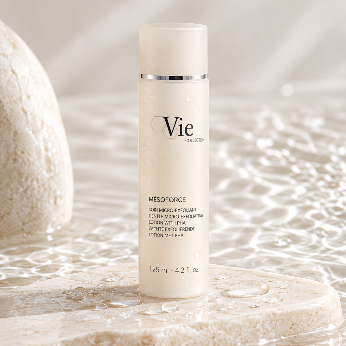 Vie Collection Mésoforce Soin Micro-Exfoliant met PHA en hyaluronzuur in een luxe setting met water en natuursteen.