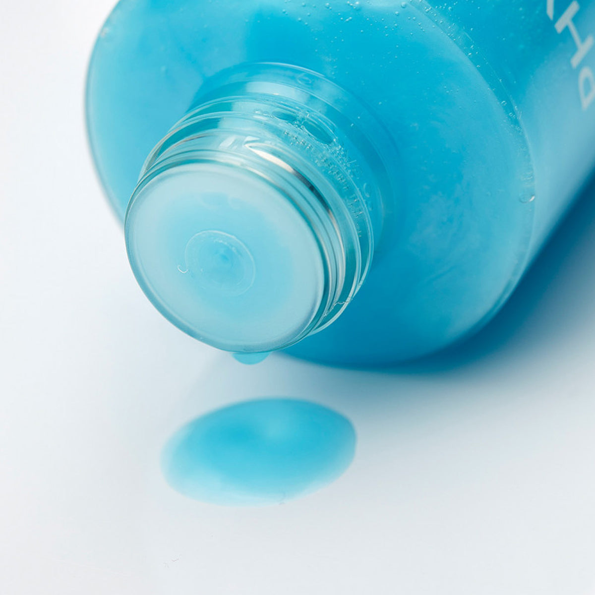 Oligomer Sensation van Phytomer – weldadig bad met mariene mineralen. Verzorgend schuim loopt uit de fles.