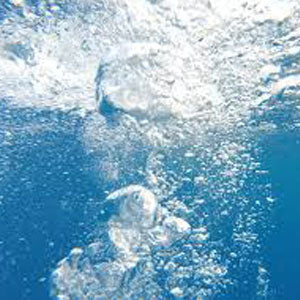 Helderblauw water met luchtbellen onder het oppervlak – de frisse, mannelijke en oceaangeïnspireerde sfeer van de Aqua Waxmelt. Handgemaakt van sojawas.