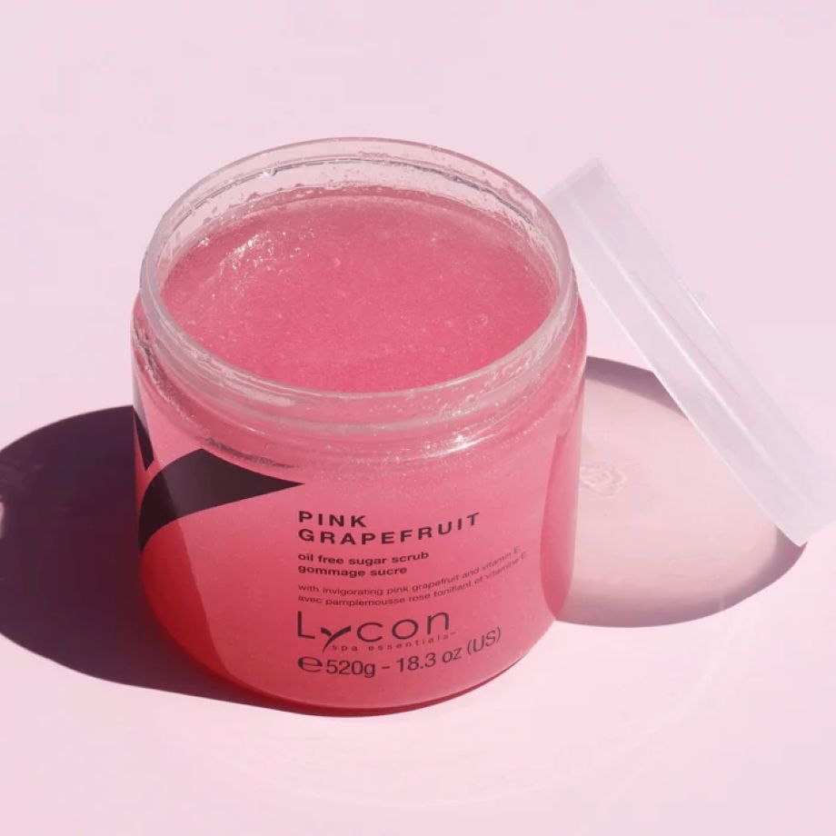 Textuur van Lycon Pink Grapefruit Sugar Scrub met fijne suikerkristallen