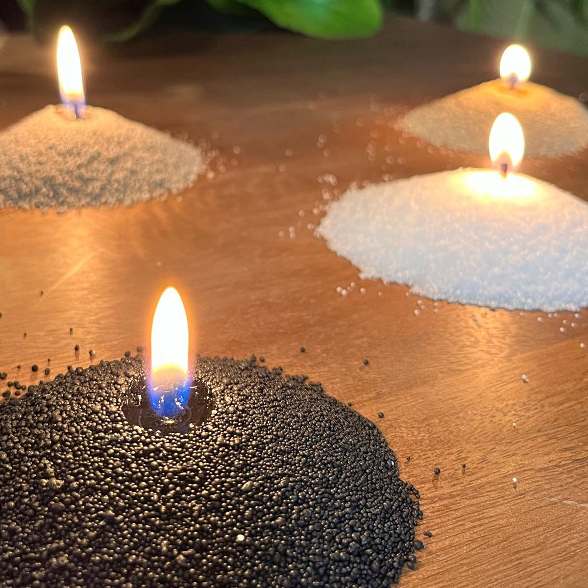 Brandende Mansion Sand Wax kaarsen in zwart en wit zand, duurzaam en creatief kaarsen maken