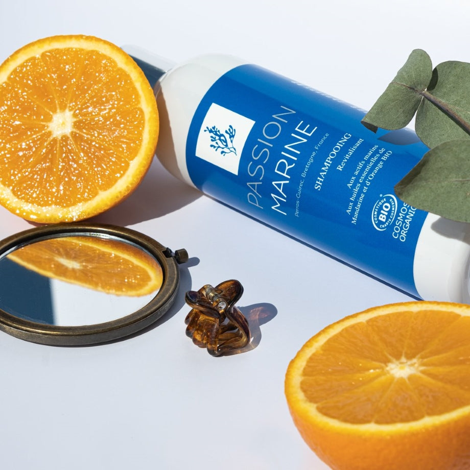 NL: Passion Marine Revitalizing Shampoo met sinaasappelolie – natuurlijke shampoo met muntwater, algen en citrusgeur
EN: Passion Marine Revitalizing Shampoo with orange oil – gentle natural shampoo with peppermint, algae and citrus freshness
FR: Shampoing Revitalisant Passion Marine à l’huile d’orange – shampooing naturel doux à la menthe, aux algues et aux agrumes