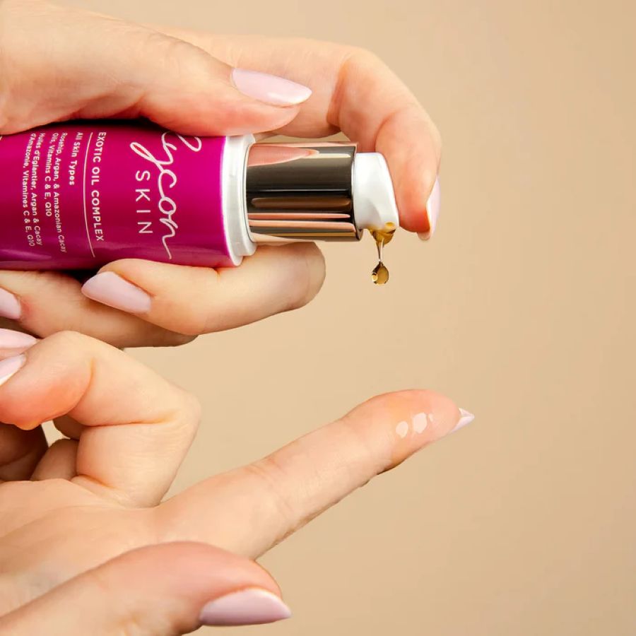 Lycon Skin gezichtsolie aanbrengen op huid voor voeding en glow