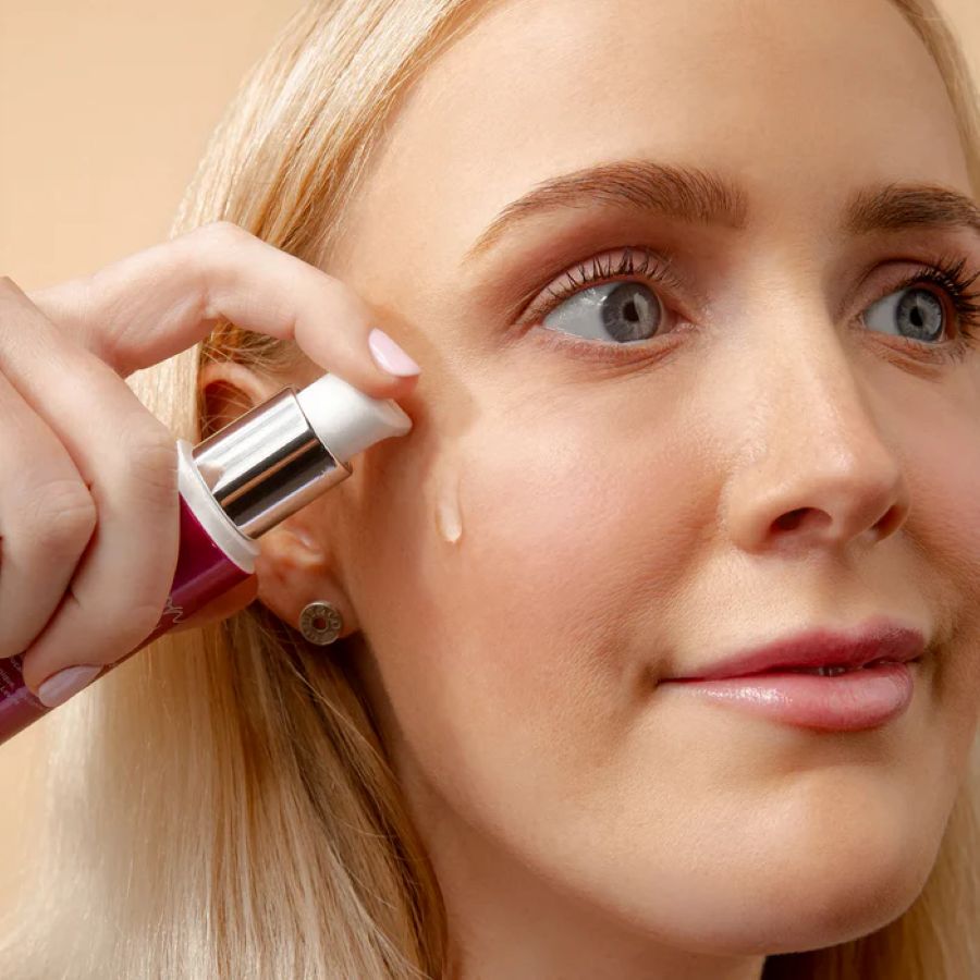 Lycon Skin Revitalising Hyaluron + B5 Booster Serum aanbrengen op gezicht voor hydratatie en glow
