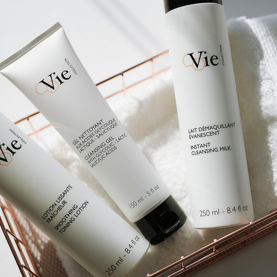 Luxe flacons van Vie Collection – wetenschappelijke huidverzorging en zichtbare resultaten.