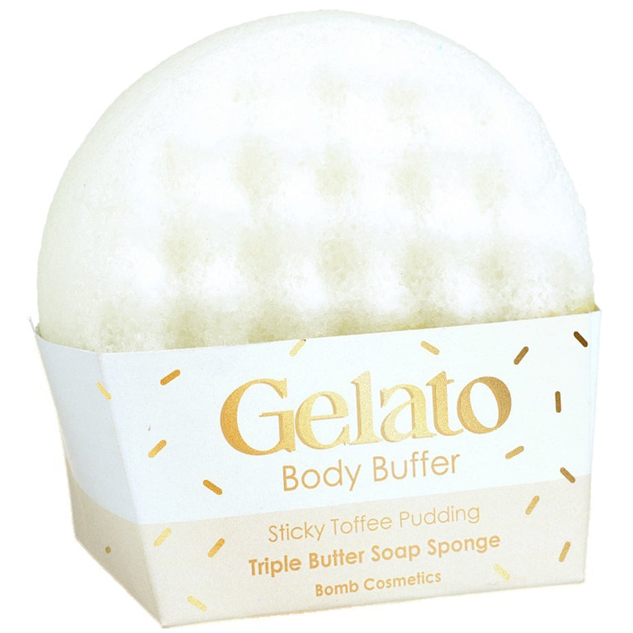 Bomb Cosmetics Body Buffer – scrubspons met shea-, cacao- & mangoboter, verrijkt met sandelhout & gemberolie voor een warme, verzorgde huid.