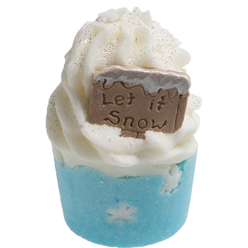 Bomb Cosmetics The North Pole Bath Mallow – bath melt met frisse sneeuwgeur, cacaoboter en sheaboter. Foto van winterse bath mallow in wit-blauwe tinten.