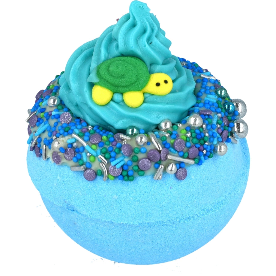 Bomb Cosmetics Turtle Eclipse of My Heart Bath Blaster met tropische kleuren en romige topping