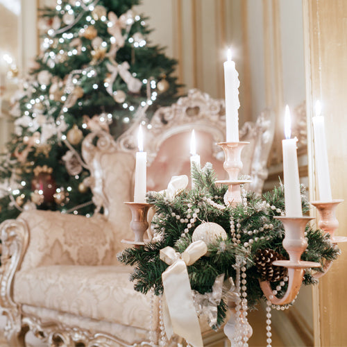 Winter Candle Waxmelt – geurblokje van sojawas met kaneel, vanille, kruidnagel, sinaasappel en bessen. Foto van kerstboom en sierlijke kaarsenhouder met kaarsen