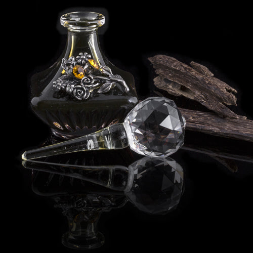 Wissia Aimal Waxmelt – geurblokje met frisse bloemen, musk en sandelhout. Foto van een elegante parfumfles met bloemen op een zachte achtergrond, symbool voor luxe en verfijning.