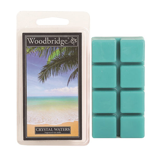 Woodbridge Crystal Waters Wax Melts – frisse aquatische geur met granaatappel, lotus en amber. Foto van verpakking met tropisch strand en turquoise waxblokje.