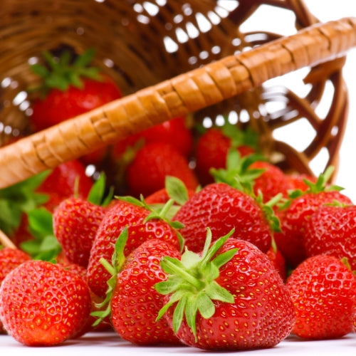 Bosaardbei Waxmelt – geurblokje van sojawas met frisse, fruitige geur van wilde aardbei. Foto van een rieten mand met rode aardbeien die eruit rollen.