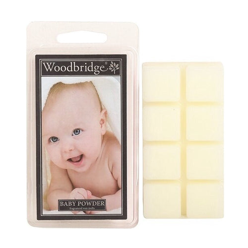 Woodbridge Baby Powder Wax Melts – geurblokjes met poederige bloemengeur van aldehyde, ylang ylang en vanille. Foto van verpakking met baby en 8-delig waxblokje.
