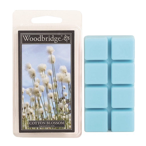 Woodbridge Cotton Blossom Wax Melts – frisse katoengeur met bloemen en een vleugje vanille. Foto van verpakking met blauwe waxblokjes en katoenplanten