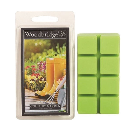 Woodbridge Country Garden Wax Melts – bloemige tuin met fruitige noten. Foto van verpakking met groene waxblokjes en kleurrijke bloementuin.