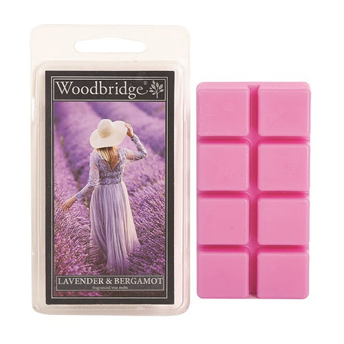 Lavender & Bergamot Wax Melts Woodbridge – geurblokjes met frisse kruidige geur van bergamot, lavendel en patchouli. Foto van verpakking met paarse wax melts en lavendelveld.