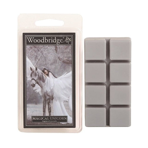 Magical Unicorn Wax Melts Woodbridge – geurblokjes met kruidig bloemige geur van kardemom, jasmijn en amber. Foto van grijze wax melts in verpakking met eenhoorn.