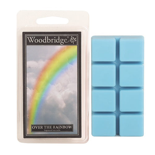 Woodbridge Over The Rainbow Wax Melts – frisse bloemige geur van citrus, waterlelie en orchidee. Foto van verpakking met regenboog en blauw waxblokje.