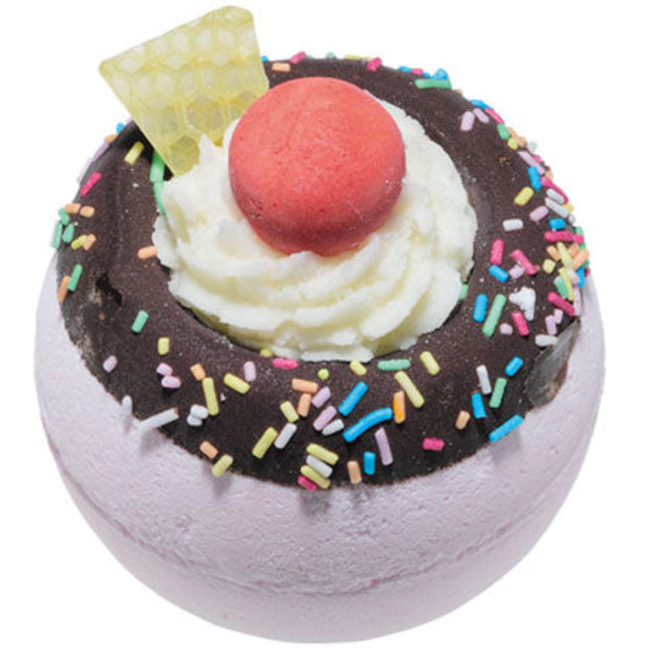 Move Over Pavlova Bath Blaster – paarse bruisbal met chocolade topping, witte swirl, sprinkles en kersdecoratie