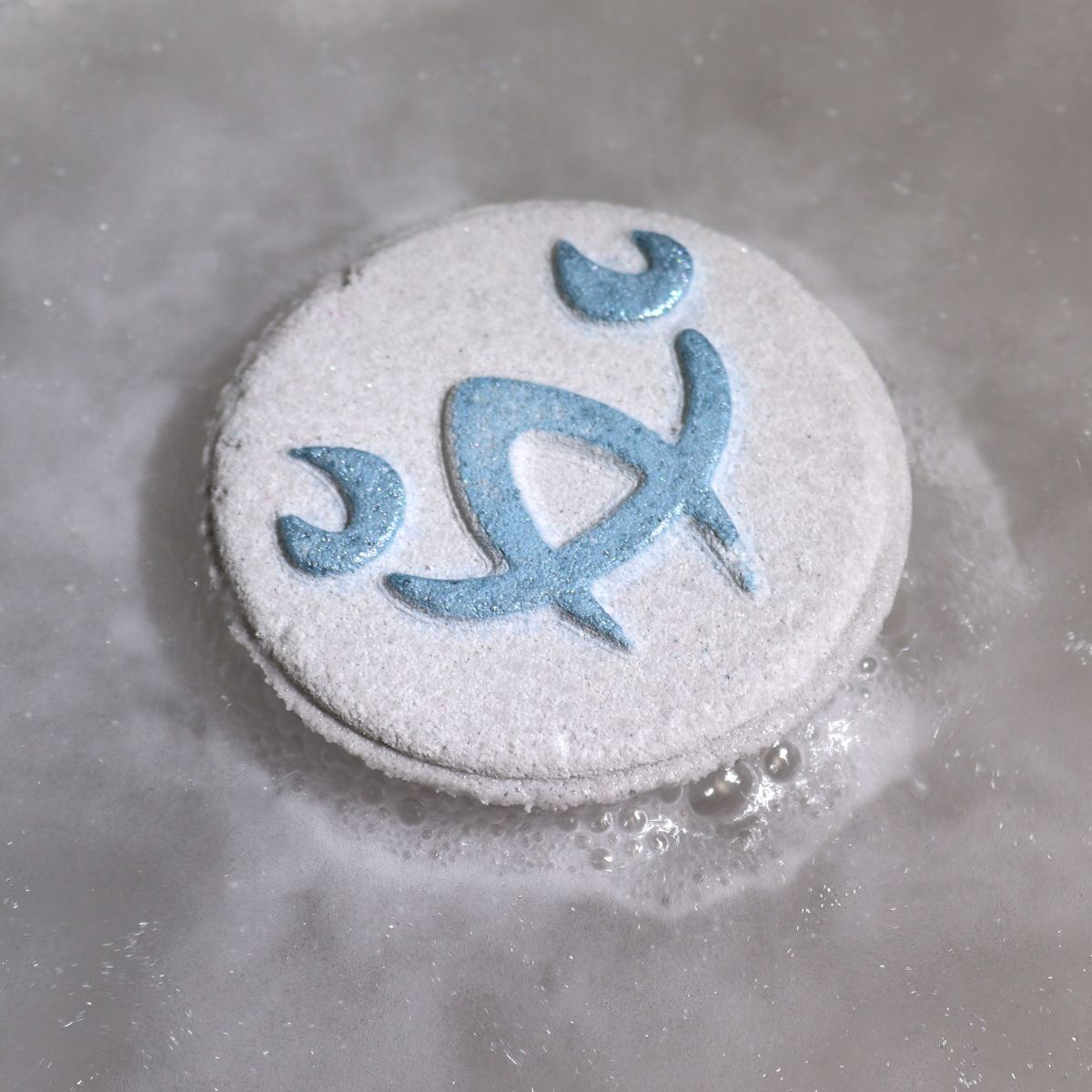 Detail van Kreeft badbruiser met handgeschilderd astrologisch symbool