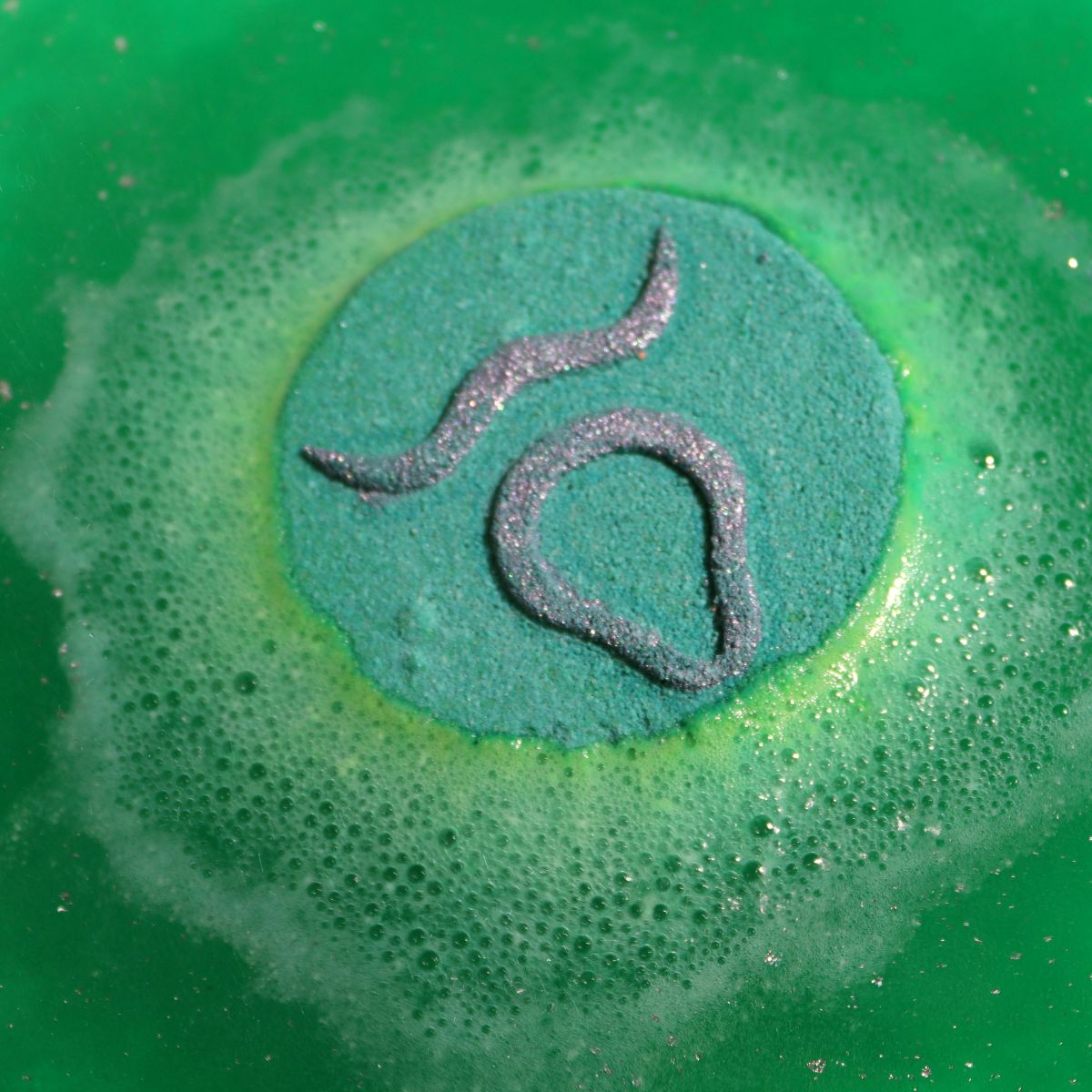 Detail van Stier badbruiser met handgeschilderd astrologisch symbool