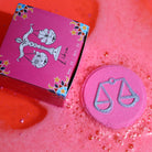 Detail van Weegschaal badbruiser met handgeschilderd astrologisch symbool