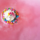 Bomb Cosmetics Unicorn Bath Blaster bruisend in roze badwater met glitters