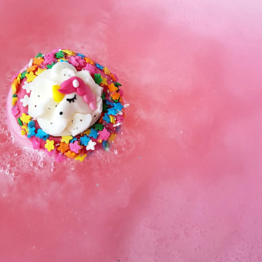 Bomb Cosmetics Unicorn Bath Blaster bruisend in roze badwater met glitters