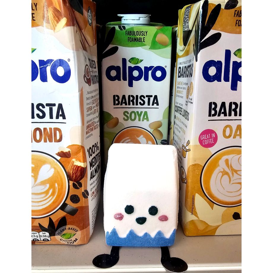 Micah the Milk Carton Fizzy Rascal bruisbal – speelse bath bomb in melkpakvorm tussen de melkpakken