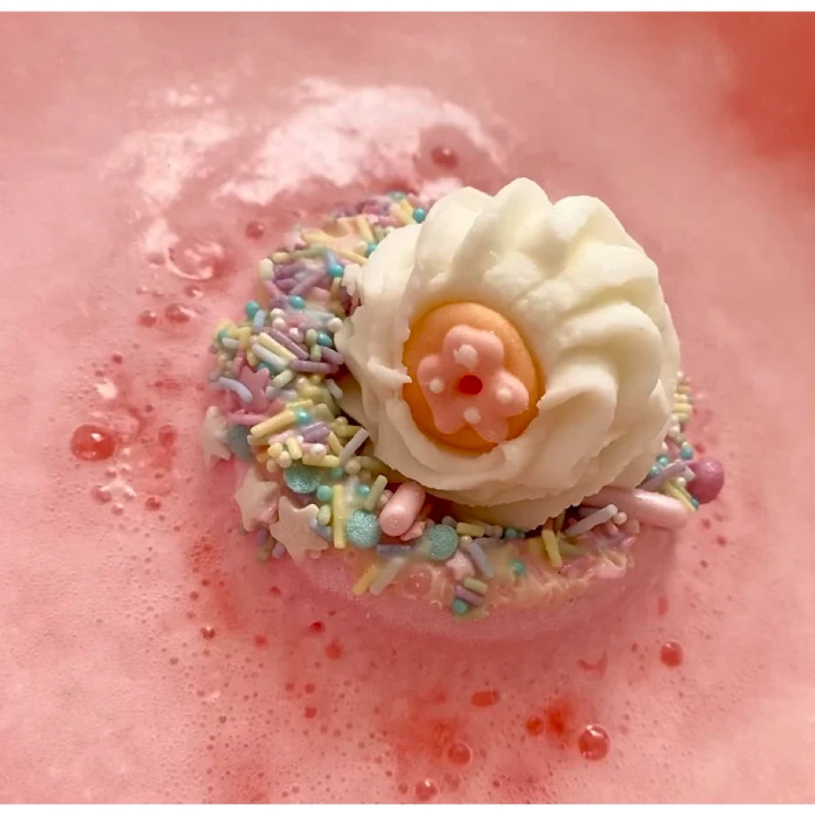 Bomb Cosmetics Sweet Like You Bath Blaster – zoete bruisbal met vanille en pastelkleuren in bad