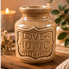 Home Sweet Home wax brander Caramel Bruin van glanzend keramiek met warme aardetinten in een gezellige woonomgeving.