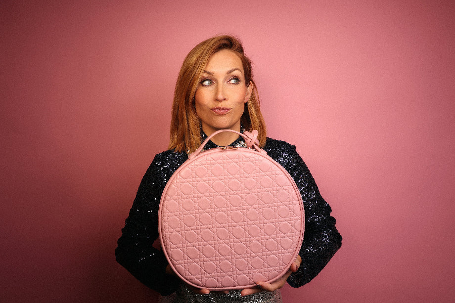 Vrouw met de Cent Pur Cent Round Makeup Bag – productpresentatie.