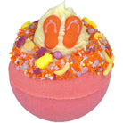 Bomb Cosmetics Girls Just Wanna Have Sun Bath Blaster met roze bruisbal, tropische topping en decoratie